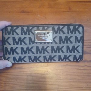 Authentic Michael Kors Jet Set Travel Wallet